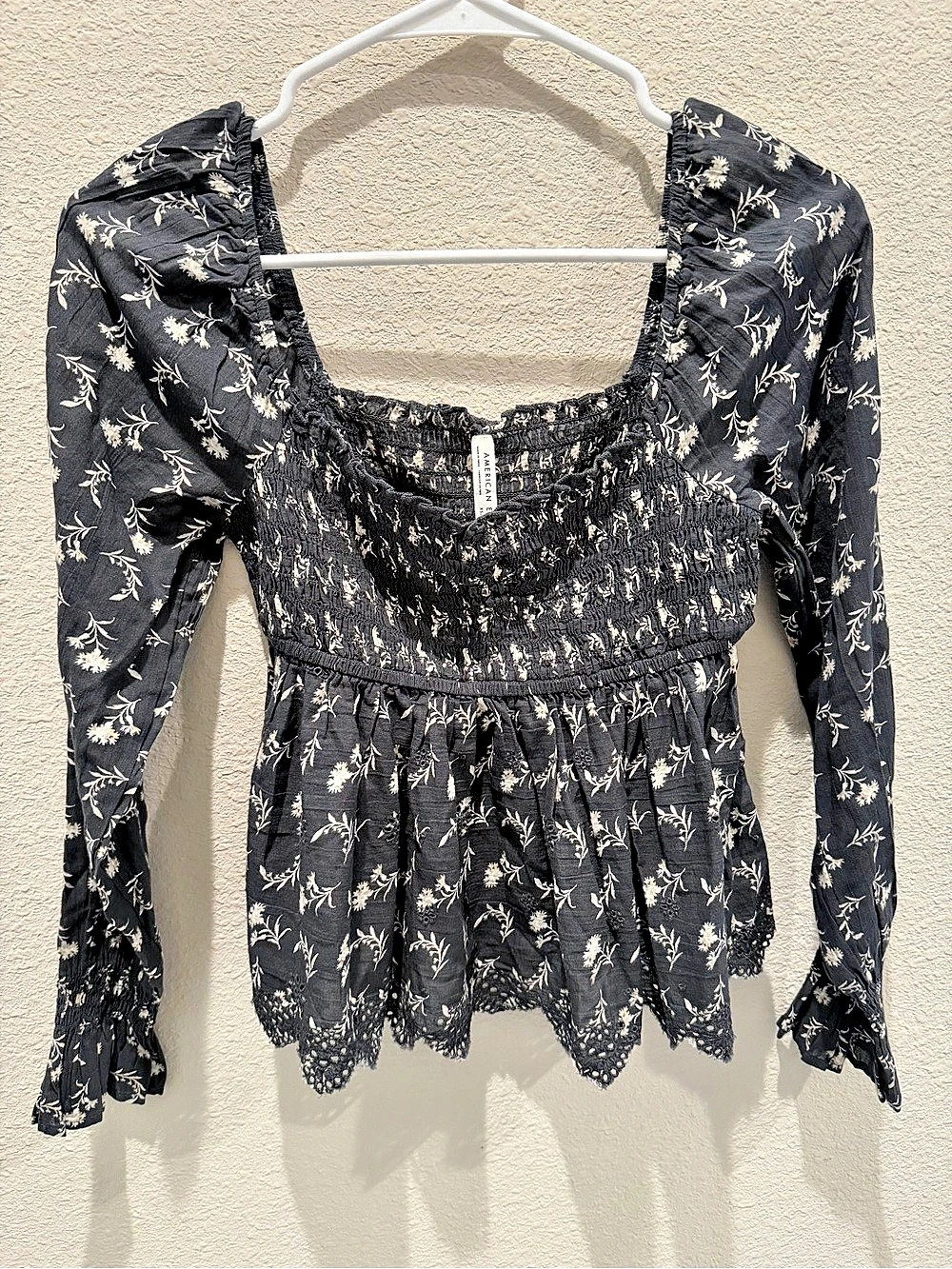 American Eagle Outfitters Floral Smocked Blouse in Gray & White Size XS NWT